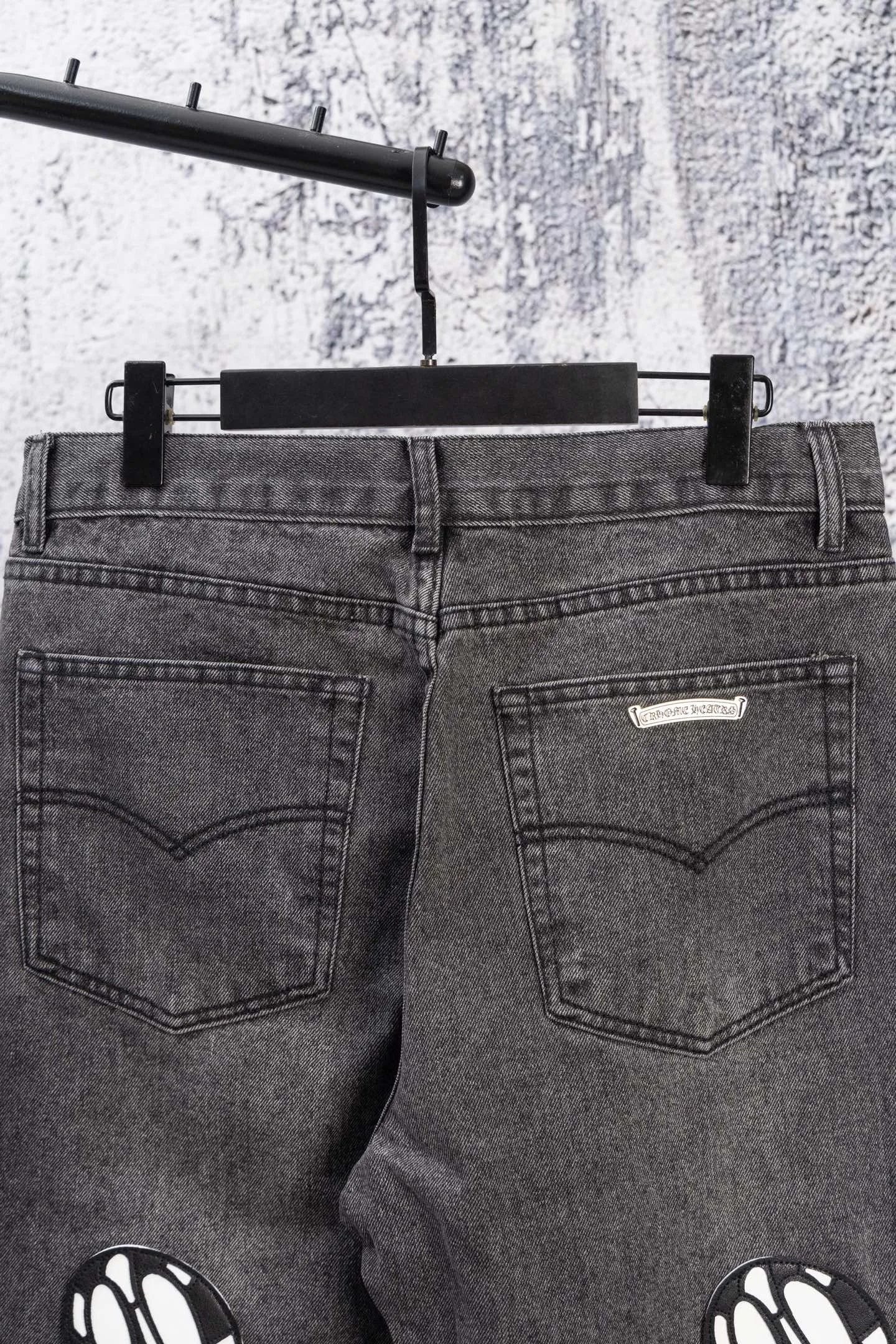 P290 Chromehearts CH Limited Edition Grimace Ox King Colorful Cross Patched Leather Cow King Jeans Cool brother and sister’s favorite pair, Grimace Cross Patch Leather Jeans. It can be said to be the real Ox King, ultra-limited and rare. The counter price is 34W level, patchwork cross pattern embellishment, washed jeans! ! An absolutely high-end luxury product, a 1.9W-level god-level single product, a super popular product, made by top heavy industry, a magic weapon that cannot be missed! [About Zangyin] This is an extremely luxurious fashion brand that can also be called the aristocracy of the high street. It has always been an exclusive brand for some hipsters or rich second generations. Compared with ordinary high streets, it is more luxurious and noble. Compared with luxury brands, it is more fashionable and individual. It has always been a brand that I have a special liking for. [Top heavy industry fashion design] Consistently high-street luxury style. Speaking of this style, the Zangyin family and GU family are definitely the leading representative brands. Especially the Zangyin family has really achieved a state-of-the-art effect in creating high-street style. The unique washed material is used to create this style. The color system is already quite eye-catching. After it is decorated with patchwork cross flowers, it cleverly highlights the charm of the brand. Secondly, this style uses classic The high-waist cutting design highlights the long legs and fashionable temperament of the upper body. The brand is highly recognizable and the slim fit configuration is more suitable for daily wear. It is a product that interprets personality, fashion, and specifications at a glance. This single product is enough to make any fan excited. It can be a white T-shirt for a youthful college style, or a tight suspender for a royal style. It has strong matching ability and can be easily controlled by men.  [Materials and craftsmanship] Needless to say, this point goes without saying. As an excellent craftsman brand, Zangyin’s requirements for details and craftsmanship are really perfect. The washed color of this model has gone through so many processes, not to mention the embellishment of denim appliques. It is also purely hand-made and sewn. Just like what they believe in, only hand-made things have soul and have the meaning of wear. A top-notch heavy-duty fashionable denim item, I look forward to your perfect interpretation! !  Color: Picture color Size: 28-36